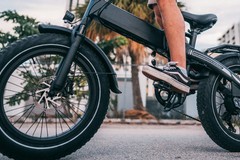 Bici e motocicli senza controllo sul lungomare Mennea