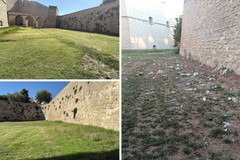 Rifiuti nel fossato del castello di Barletta dopo la pulizia