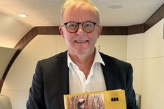 Il Premier australiano Anthony Albanese riceve il catalogo della collezione De Nittis