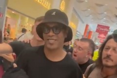 Ronaldinho, che accoglienza all'aeroporto di Bari! Domani in campo a Barletta