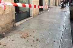 Calcinacci caduti da Palazzo De Martino nel centro di Barletta