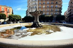 Schiuma nella fontana di Piazza Conteduca