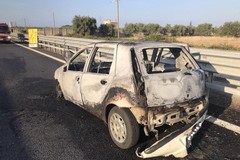 Veicolo in fiamme sulla strada Andria-Barletta, illeso il conducente