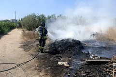 Incendio su via Foggia, nubi nere visibili a distanza