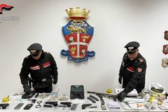 Mitra, pistole e droga in casa di due barlettani: scoperto l'arsenale segreto