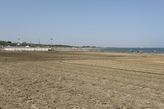 Pulizia delle spiagge e isole salvagente per il traffico, lavori in corso sulla litoranea di Ponente