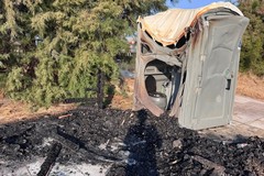 Vandalismo nella notte: incendiati i servizi per disabili sulla spiaggia di Barletta