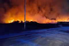 Ipotesi dolosa nell'incendio di Barletta: rifiuti bruciati, fiamme e fumo nero