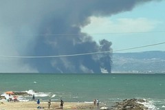Incendio a Manfredonia, fumo visibile da Barletta