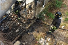 Incendio sotto la scalinata tra via Mura del Carmine e la litoranea Mennea