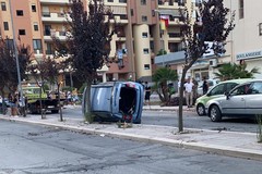 A Barletta si ribalta un'auto dopo un tentativo di sorpasso in via Lattanzio
