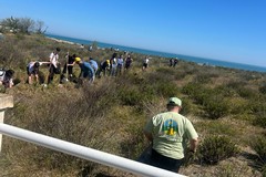 I volontari de La Via della Felicità ripuliscono la litoranea di Ponente