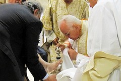 Il Cardinale Monterisi compie il rito della lavanda dei piedi