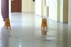 "Piove sui nostri volti silvani": allagamenti nel liceo Scientifico di Barletta, gli studenti protestano