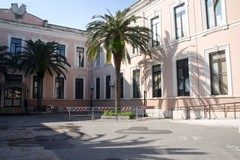 Scuola Manzoni, danneggiato l'intonaco della facciata