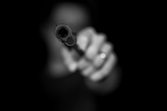 "Apri la porta o ti sparo", rapina in un centro scommesse a Barletta