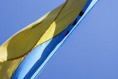 Domenica 17 luglio, una bandiera ucraina sulla facciata del Municipio