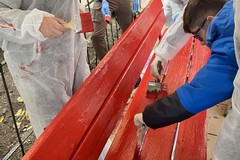 Ragazzi dipingono di rosso una panchina: è dedicata a Giulia Cecchettin