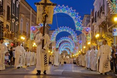 Si rinnova la devozione di Barletta per i Santi Patroni con la processione serale - FOTO