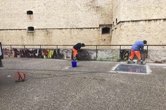Graffiti al Castello, verranno rimossi «ma resta l'offesa»