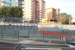 Via Einaudi, mai rimosse le recinzioni del sottopasso