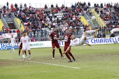 Prodezze, polemiche, feste, rimonte e contestazioni. La storia di Barletta-Nardò