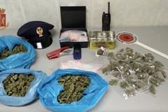 Quasi mezzo chilo di droga in casa, arrestati due giovani a Barletta