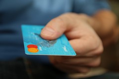Strumenti di pagamento: quali sono le differenze tra carta di debito e carta di credito?