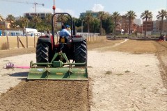 Spiagge più pulite a Barletta, in corso livellamento e setaccio degli arenili