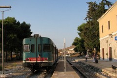 Tratta ferroviaria Barletta-Spinazzola isolata. Pendolari chiedono: «Riaprire la stazione di Canosa»