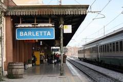 «Nella stazione di Barletta atti vandalici e parcheggiatore abusivo»