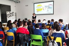 Piccoli giornalisti per un giorno: studenti in visita nella redazione del Viva Network