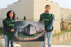 Il Castello di Barletta ricoperto dal petrolio, la protesta di Greenpeace