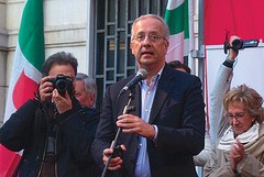 Walter Veltroni a Barletta: «I voti a Berlusconi sono sporchi di sangue»