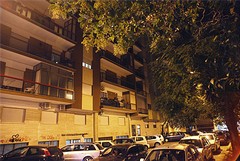 Tentato suicidio in via De Gasperi, una donna si butta dal sesto piano