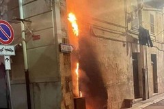 Incendio in via Milano, in fiamme un materasso abbandonato