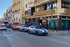 Tensione in via Roma, minaccia di buttarsi dal balcone