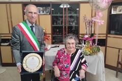 Nonna Carmela compie 100 anni: festa sulle note di "Felicità"