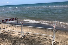 Emerge un relitto dal mare a Barletta, interdette attività balneari in un tratto della costa