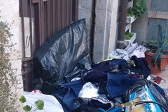 L'Ambulatorio Popolare di Barletta: «Basta, non siamo un immondezzaio. Commettete un illecito»