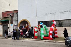 Via Canosa si accende per il Natale: iniziative tra parrocchia e commercianti in attesa di villa Bonelli