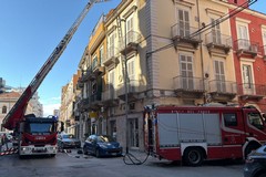 Incendio sul tetto di un palazzo in via d'Aragona a Barletta