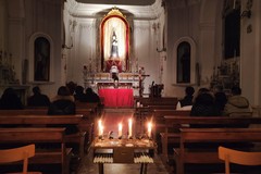 La pioggia non ferma la devozione: si rinnova il rito dei "Sepolcri" - FOTO