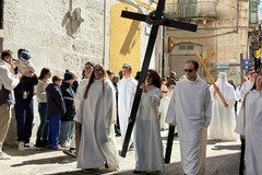A Barletta il venerdì Santo prosegue con la Processione della Croce