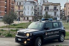 Vende merce contraffatta e aggredisce gli agenti: arrestato un senegalese