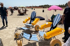 Consegnate due sedie Tuareg per spiagge senza barriere a Barletta