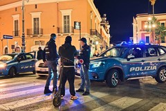 Controlli della Polizia in via Lattanzio a Barletta: verifiche su bici elettriche e monopattini