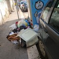 «Rifiuti abbandonati accanto ai contenitori per gli indumenti, la denuncia di Italia Viva»
