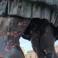 Stelle filanti spray danneggiano i monumenti: le segnalazioni dei cittadini