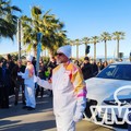 La fiamma olimpica attraversa Barletta verso Milano-Cortina